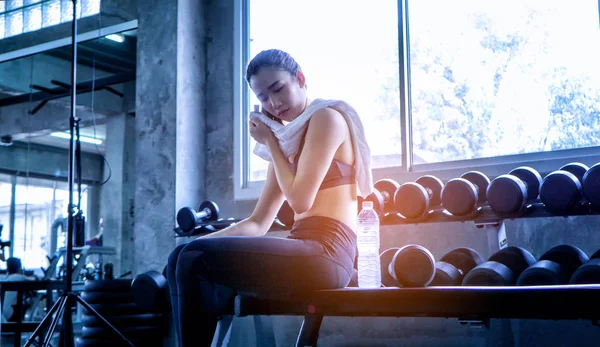 Sportlerin Ruht Junge Frau Schaut Weg Während Sie Sich Fitnessstudio — Stockfoto