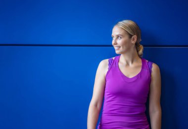 Spor kıyafetli neşeli kadınların portresi.