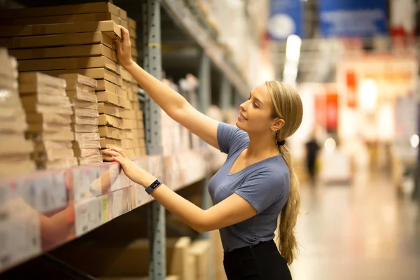 Vrolijke Vrouw Klant Zoek Omhoog Trekken Product Plank Tijdens Het — Stockfoto