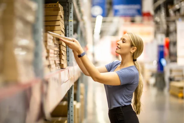 Vrolijke Vrouw Klant Zoek Omhoog Trekken Product Plank Tijdens Het — Stockfoto