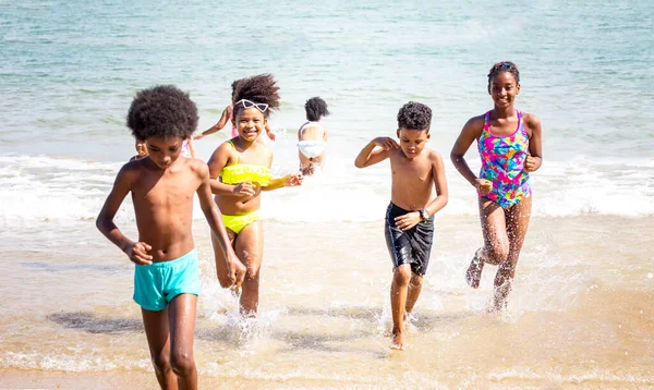 Niños Jugando Corriendo Sobre Arena Playa —  Fotos de Stock