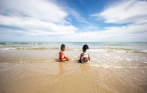 Παιδιά Που Παίζουν Στην Άμμο Στην Παραλία — Φωτογραφία Αρχείου