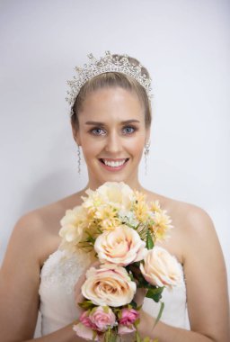 Mükemmel pürüzsüz ciltli ve sağlıklı genç ve güzel bir kadının portresi. Doğal kozmetik ve cilt bakım ürünleri kavramı 