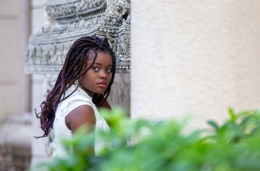 Havalı genç zenci kadın portresi mi yoksa güzel yüzlü ve beyaz elbiseli mutlu sakin Afrikalı kadın portresi mi?