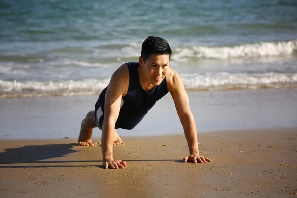 Giovane Che Esercizi Push Sulla Spiaggia — Foto Stock