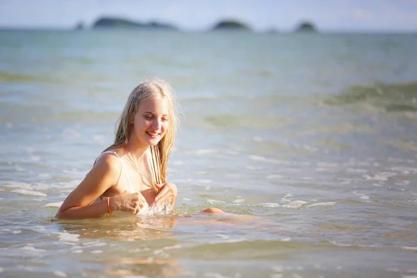 Tropikal Plajda Oturan Bikinili Beyaz Mayo Giyen Mutlu Bir Kadın — Stok fotoğraf