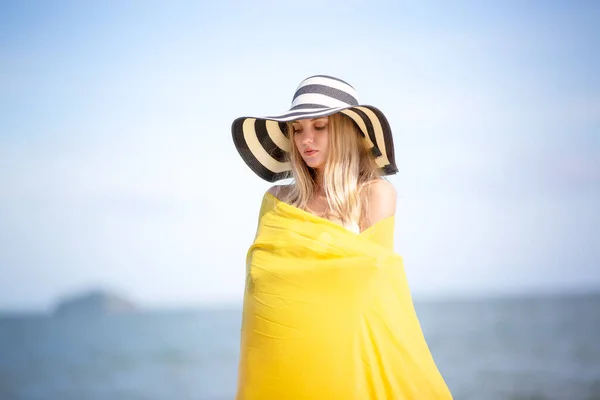 Πορτρέτο Της Νεαρής Γυναίκας Λευκό Μπικίνι Στην Τροπική Παραλία Κοιτάξουμε — Φωτογραφία Αρχείου