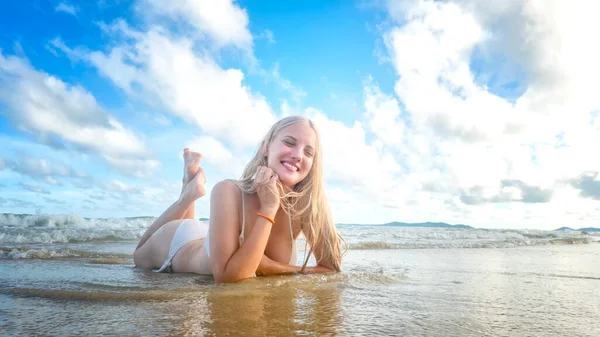 Retrato Jovem Mulher Biquíni Branco Praia Tropical Desviar Olhar Menina — Fotografia de Stock