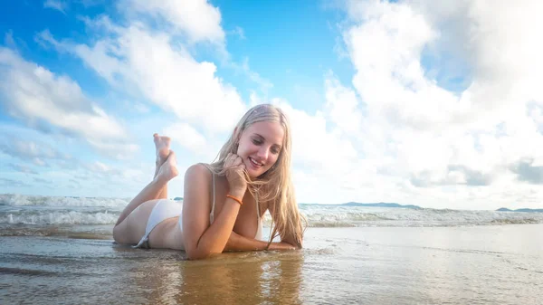 Retrato Jovem Mulher Biquíni Branco Praia Tropical Desviar Olhar Menina — Fotografia de Stock