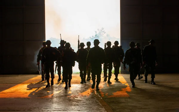 Siluet Tentara Yang Tidak Dikenal Dengan Senapan Berjalan Melalui Asap — Stok Foto