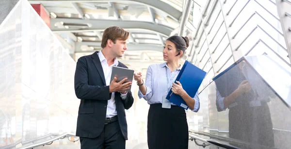 Konzept Der Partnerschaft Der Wirtschaft Junger Mann Und Frau Unterhalten — Stockfoto