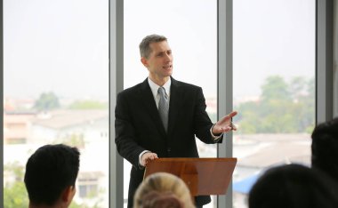 İşletme Kurumsal Etkinlik eğitim seminerindeki bir grup insan, organizasyonun başarısını kutluyor. Konferans etkinliği ya da eğitim eğitimi. İş yeri yönetimi ve geliştirme performansı.