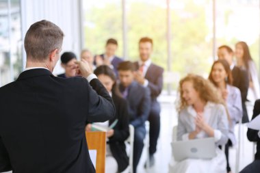 İşletme Kurumsal Etkinlik eğitim seminerindeki bir grup insan, organizasyonun başarısını kutluyor. Konferans etkinliği ya da eğitim eğitimi. İş yeri yönetimi ve geliştirme performansı.