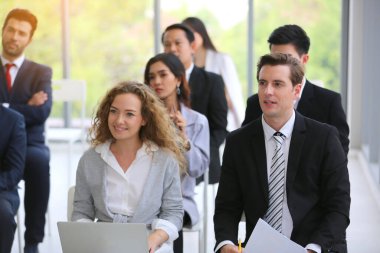 İşletme Kurumsal Etkinlik eğitim seminerindeki bir grup insan, organizasyonun başarısını kutluyor. Konferans etkinliği ya da eğitim eğitimi. İş yeri yönetimi ve geliştirme performansı.