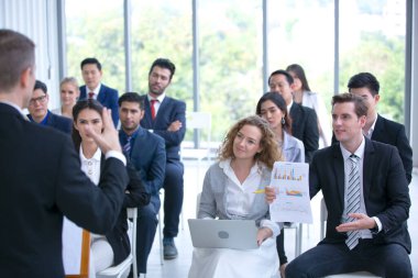 İşletme Kurumsal Etkinlik eğitim seminerindeki bir grup insan, organizasyonun başarısını kutluyor. Konferans etkinliği ya da eğitim eğitimi. İş yeri yönetimi ve geliştirme performansı.