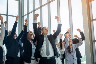 İşletme Kurumsal Etkinlik eğitim seminerindeki bir grup insan, organizasyonun başarısını kutluyor. Konferans etkinliği ya da eğitim eğitimi. İş yeri yönetimi ve geliştirme performansı.