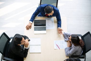 Bir grup iş adamı ve iş kadınının toplanıp iş anlaşması yapmaları....
