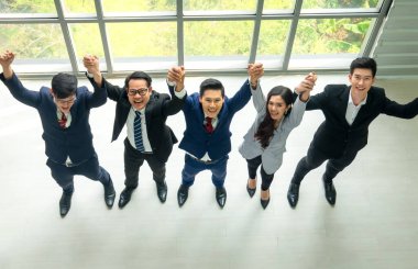 İş adamları birlik ve takım çalışması konsepti için el ele tutuşuyorlar.