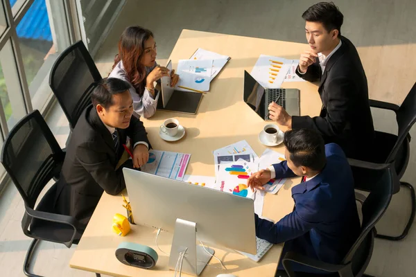 Junges Geschäftsteam Das Büro Zusammenarbeitet Manager Zeigt Auf Ein Diagramm — Stockfoto