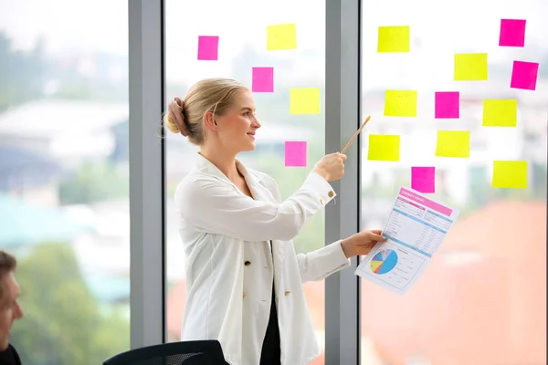 Jong Business Team Werkt Samen Kantoor Manager Wijzen Een Grafiek — Stockfoto