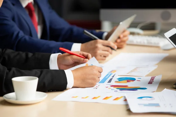 Jong Business Team Werkt Samen Kantoor Manager Wijzen Een Grafiek — Stockfoto