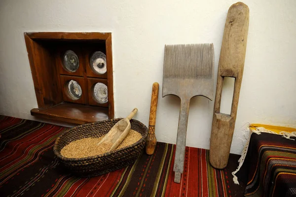 Geleneksel Ukrayna ev aletleri, buğday sepeti, ahşap kepçe, süpürge sapı — Stok fotoğraf