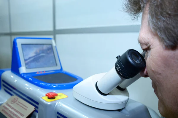 Técnico Masculino Olhando Para Ocular Dispositivo Microsoldagem Laser Alta Precisão — Fotografia de Stock