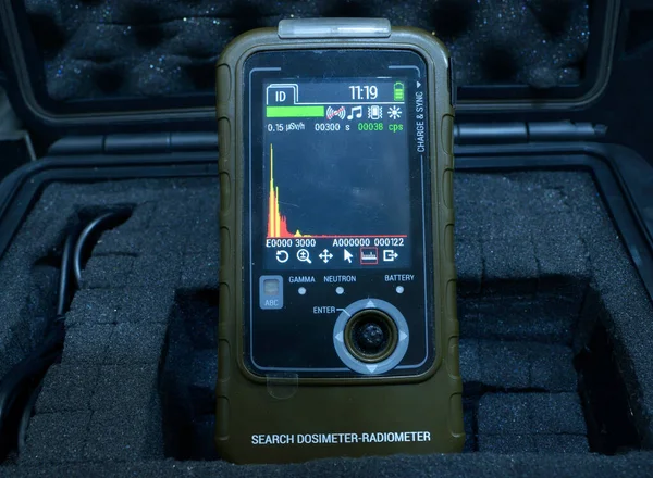 Kutuya yerleştirilen radyasyon seviyelerini ölçmek için kişisel askeri arama dozimetre-radyometresi.