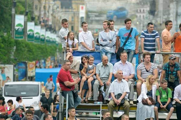 Натовп Людей Стоять Сидять Трибунах Перед Початком Шоу Розмиті Вулиці — стокове фото