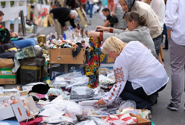 Kvinder Vælger Håndlavede Tøj Placeret Fortov Street Fair Efterår 2013 - Stock-foto