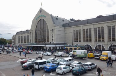 Grand Central tren istasyonu binası ve park etmiş arabaların ve yürüyen insanların olduğu bir istasyon meydanı. 1 Ekim 2018 Kiev, Ukrayna