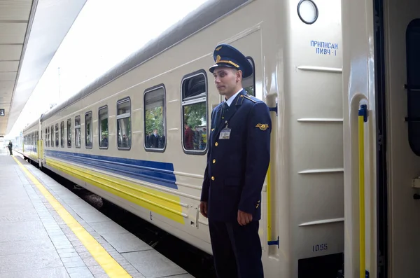 Kondüktör yolcu vagonunun kapısında duruyor. 1 Ekim 2018. Grand Central tren istasyonu. Kiev, Ukrayna