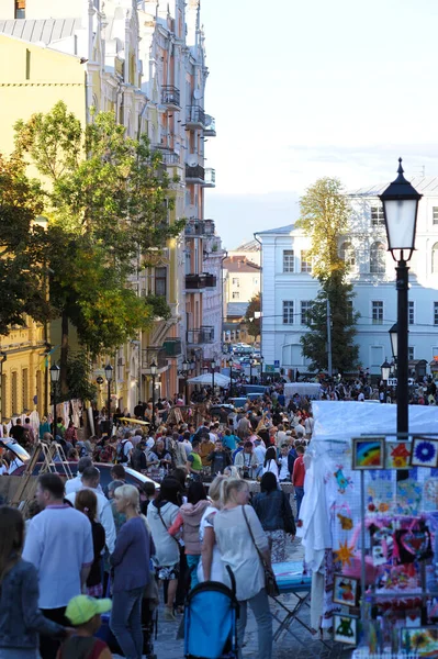 Gatumässan Försäljare Som Säljer Handgjorda Varor Folk Som Går Omkring — Stockfoto