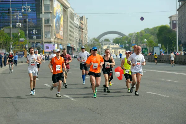 トラックスーツを着た男たちが通りを走っている 都市の日に捧げアマチュアの間でマラソン 2018年5月25日 キエフ ウクライナ — ストック写真