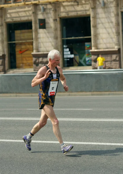 Ein Alter Mann Trainingsanzug Rennt Die Straße Hinunter Marathon Unter — Stockfoto