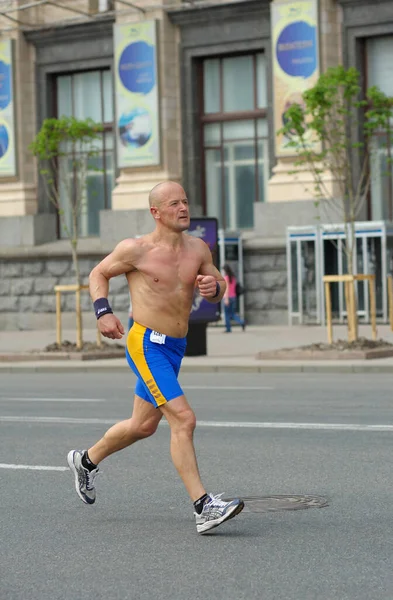 Hemdloser Mann Läuft Die Straße Hinunter Marathon Unter Amateuren Zum — Stockfoto