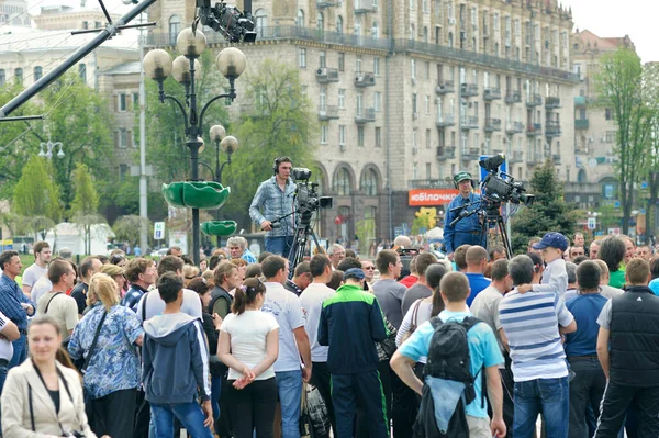 Dos Camarógrafos Televisión Haciendo Una Historia Sobre Personas Celebrando Calle —  Fotos de Stock