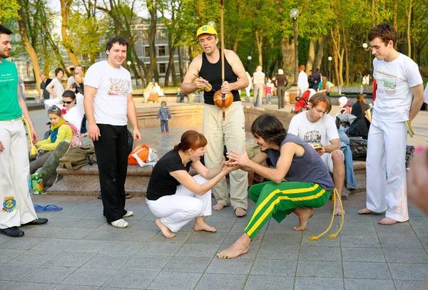 Capoeira Dansçıları Sokakta Antrenman Yapıyor Müzik Aleti Çalan Antrenör Tempoyu — Stok fotoğraf