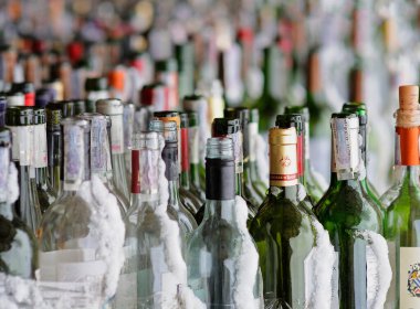 Boş şarap şişeleri sıraya konur, arka planda bulanık şişeler. 5 Ekim 2011. Lvov, Ukrayna