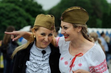 Sovyet Kızıl Ordu 'sunda iki güzel kadın Zafer Günü' nü kutlamak için gülüyor ve iletişim kuruyor. 9 Mayıs 2018. Kiev, Ukrayna