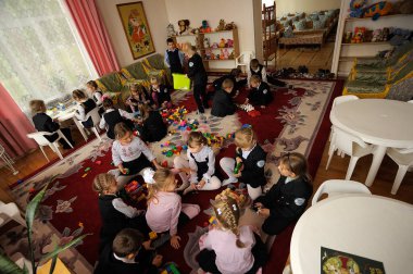 Bucha Yatılı Okulu 'nun oyun odasında oynayan çocuklar. 3 Eylül 2017. Bucha, Ukrayna