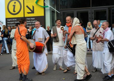 Hint kıyafetleri içinde neşeli insanlar, Hare Krishna taraftarları, sokaklarda şarkı söyleyip davul çalıyorlar. 19 Ağustos 2012. Kiev, Ukrayna