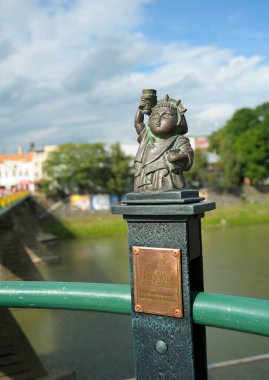 Uzh nehri köprüsüne kurulmuş Ungvar feneri anıtı. 25 Ağustos 2018. Uzhgorod, Ukrayna