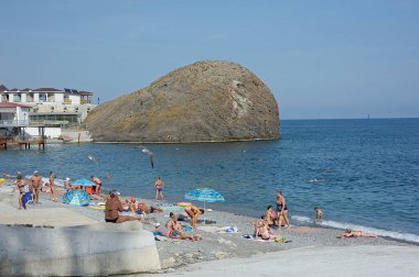 İnsanlar deniz sahilinde güneşleniyor. 12 Temmuz 2018. Alushta, Kırım