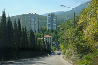 Yerel yol, Gurzuf şehrine inen yol, arka planda dağlar.