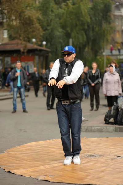 Mladý Muž Pouliční Tanečník Tančí Chodníku Lidé Dívají Května2012 Kyjev — Stock fotografie