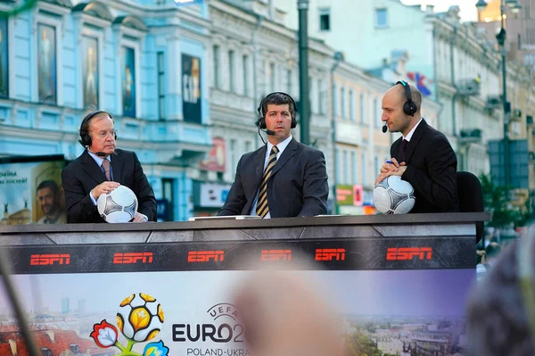 ESPN kanalından spor yorumcuları ellerinde futbol toplarıyla sokakta futbol maçını tartışıyorlar. Avrupa-2012. 1 Temmuz 2012. Kiev, Ukrayna