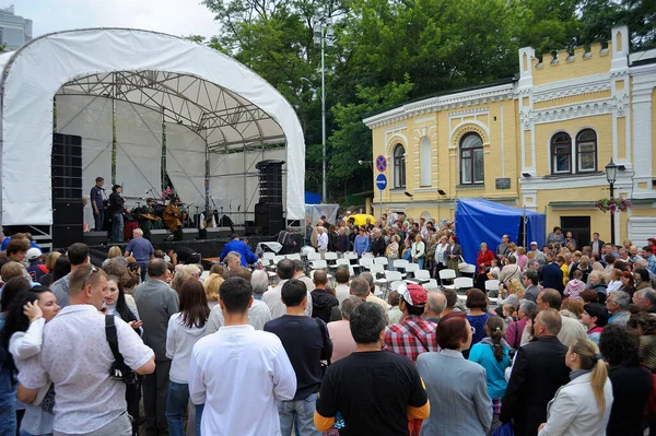 音乐会前 成群的人聚集在舞台前 June 2012 乌克兰 安德烈夫斯基下降 — 图库照片