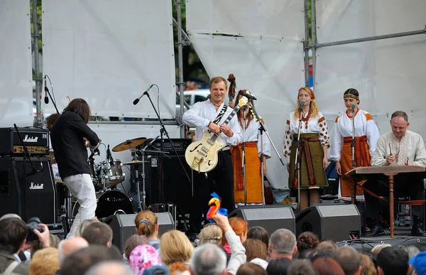 Famoso Músico Ucraniano Oleg Skrypka Actuando Escenario Descenso Andreevsky Junio —  Fotos de Stock