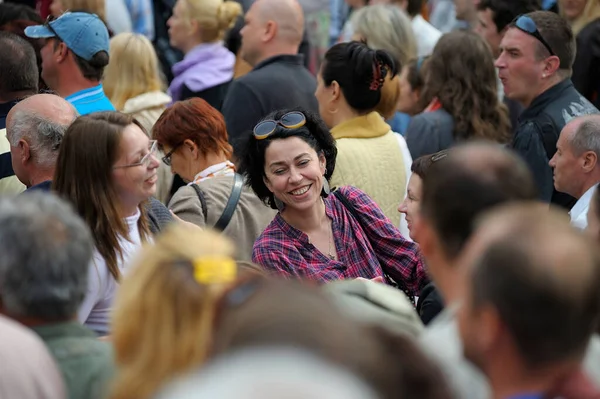 人々のぼやけた群衆の間で通りに立って笑みを浮かべて若い女性の頭 2012年6月3日 キエフ ウクライナ — ストック写真